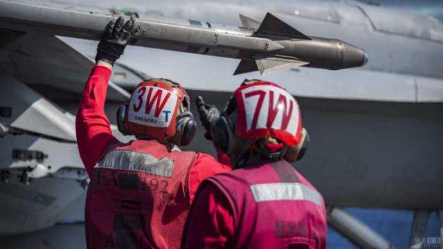 难怪舰载机起降被称刀尖舞蹈,歼15起飞压力让飞行员如同撞上铁墙