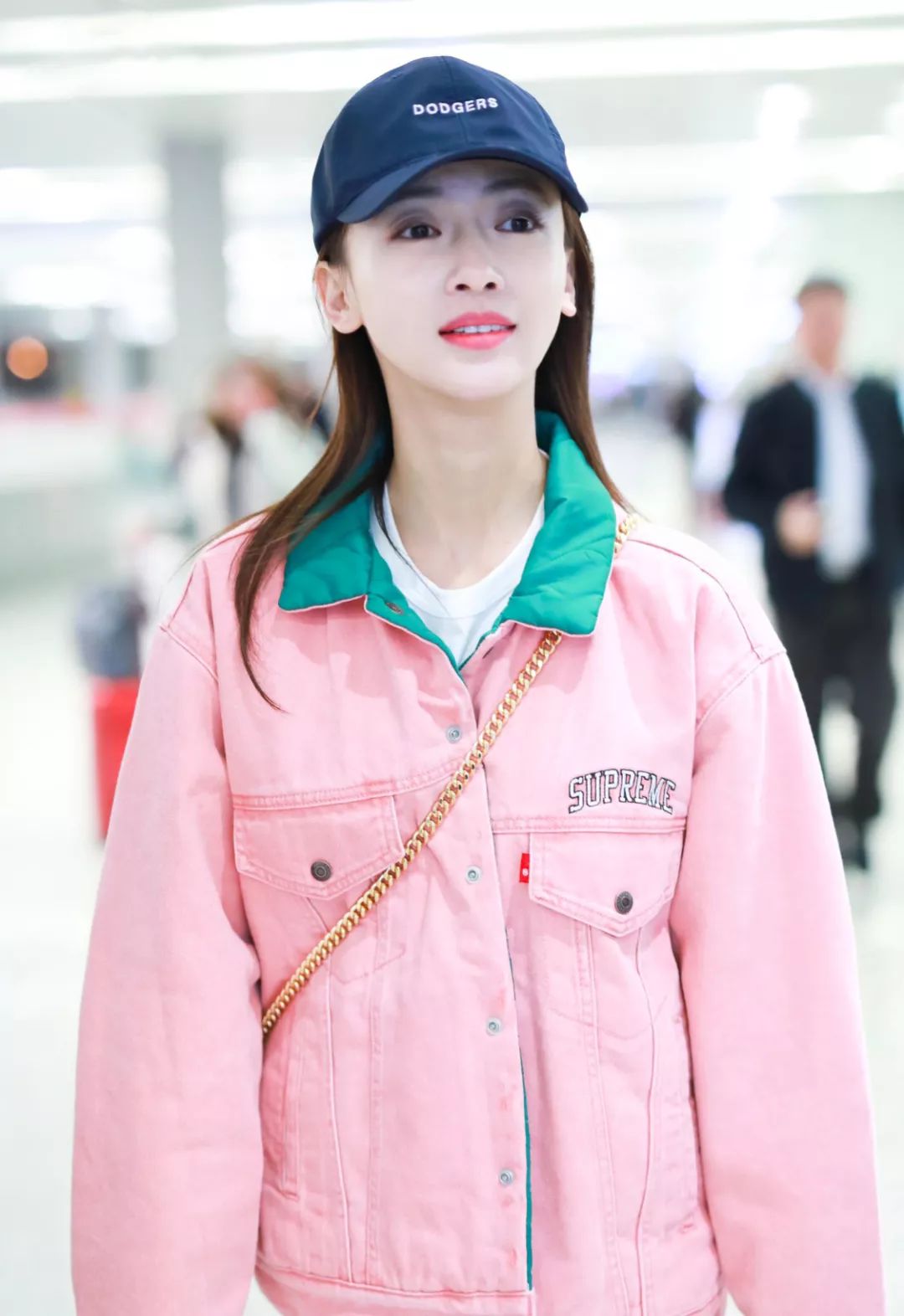 吴谨言穿少女粉风格软萌,撞色翻领实力吸睛,却