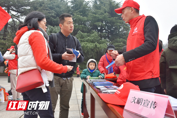 绿色环保过新年湖南旅游志愿者烈士公园宣传文明旅游