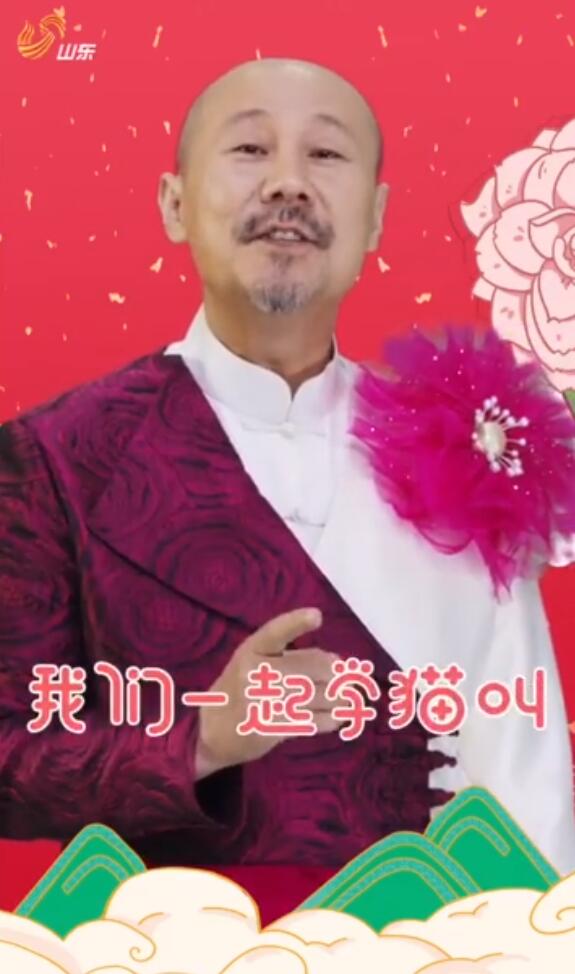 杨钰莹穿粉色纱裙和腾格尔唱“学猫叫”，网友：快50了，长得像15