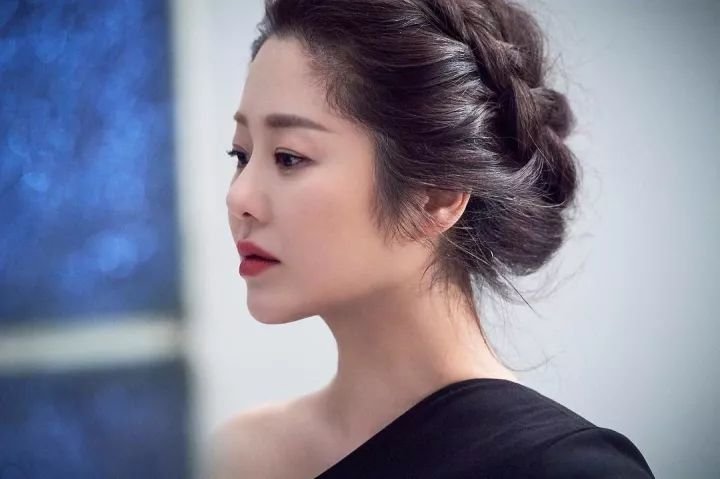 她24岁嫁豪门，32岁离婚怒赚2个亿，47岁美得风生水起！
