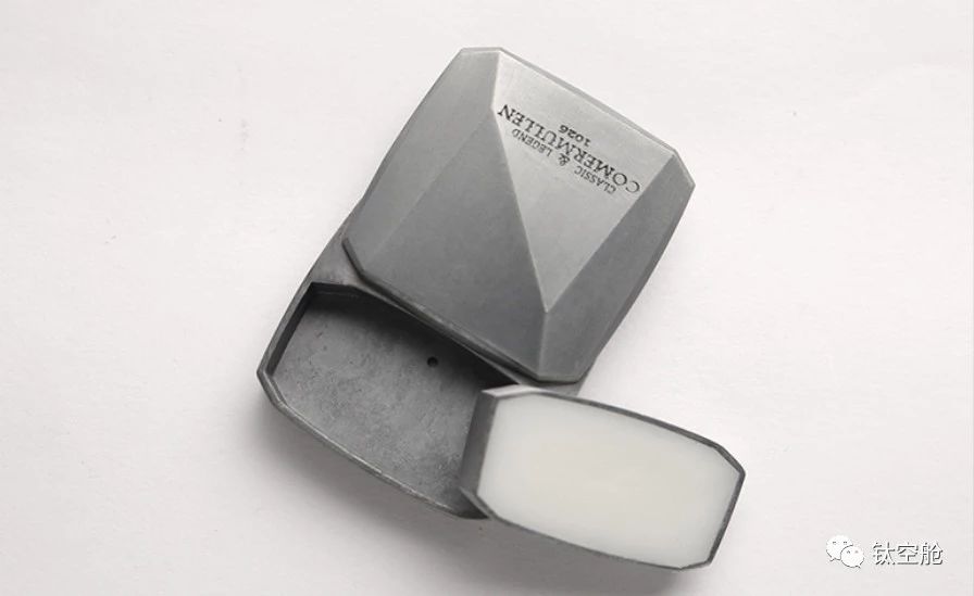 让男士涂香水变成一件很酷的事情，既是香水也是手玩｜智慧星球