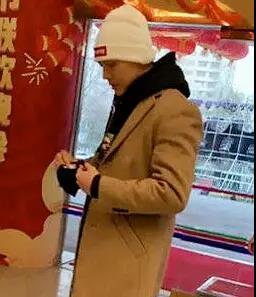 程潇近照曝光,皮肤白净素颜也很好看,没有刘海的额头显得有些大