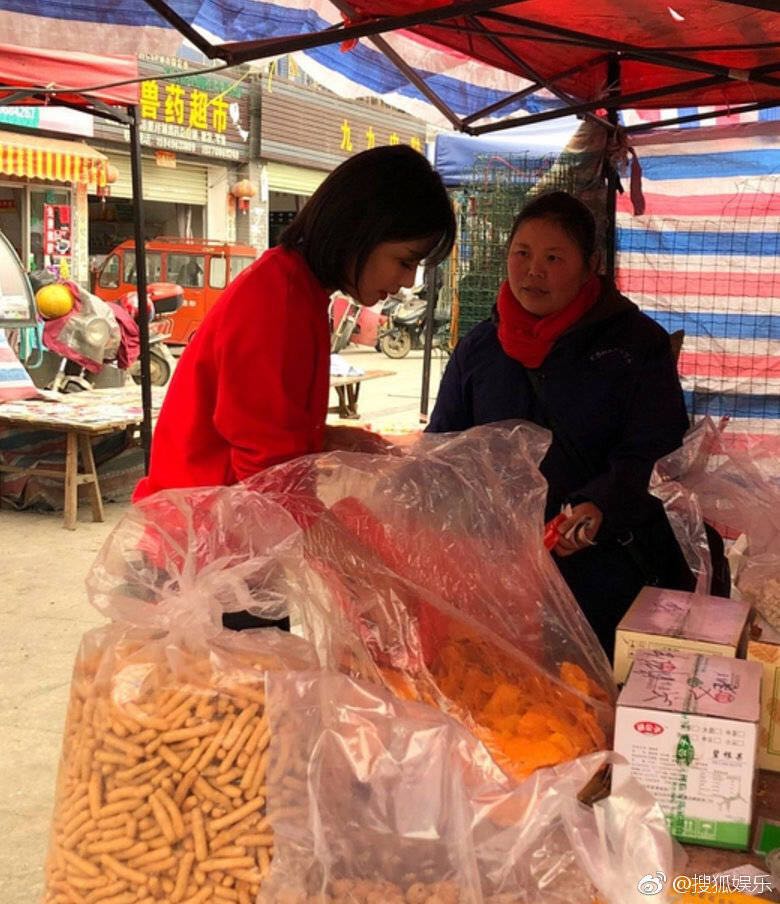 刘涛现身农贸市场，撸起袖子买年货，网友：真受不了她拿东西的方式
