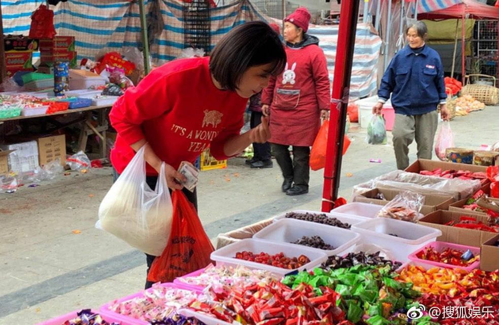 刘涛现身农贸市场，撸起袖子买年货，网友：真受不了她拿东西的方式