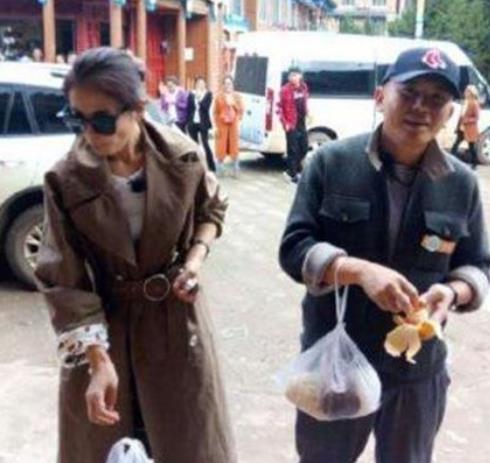 刘涛现身农贸市场，撸起袖子买年货，网友：真受不了她拿东西的方式
