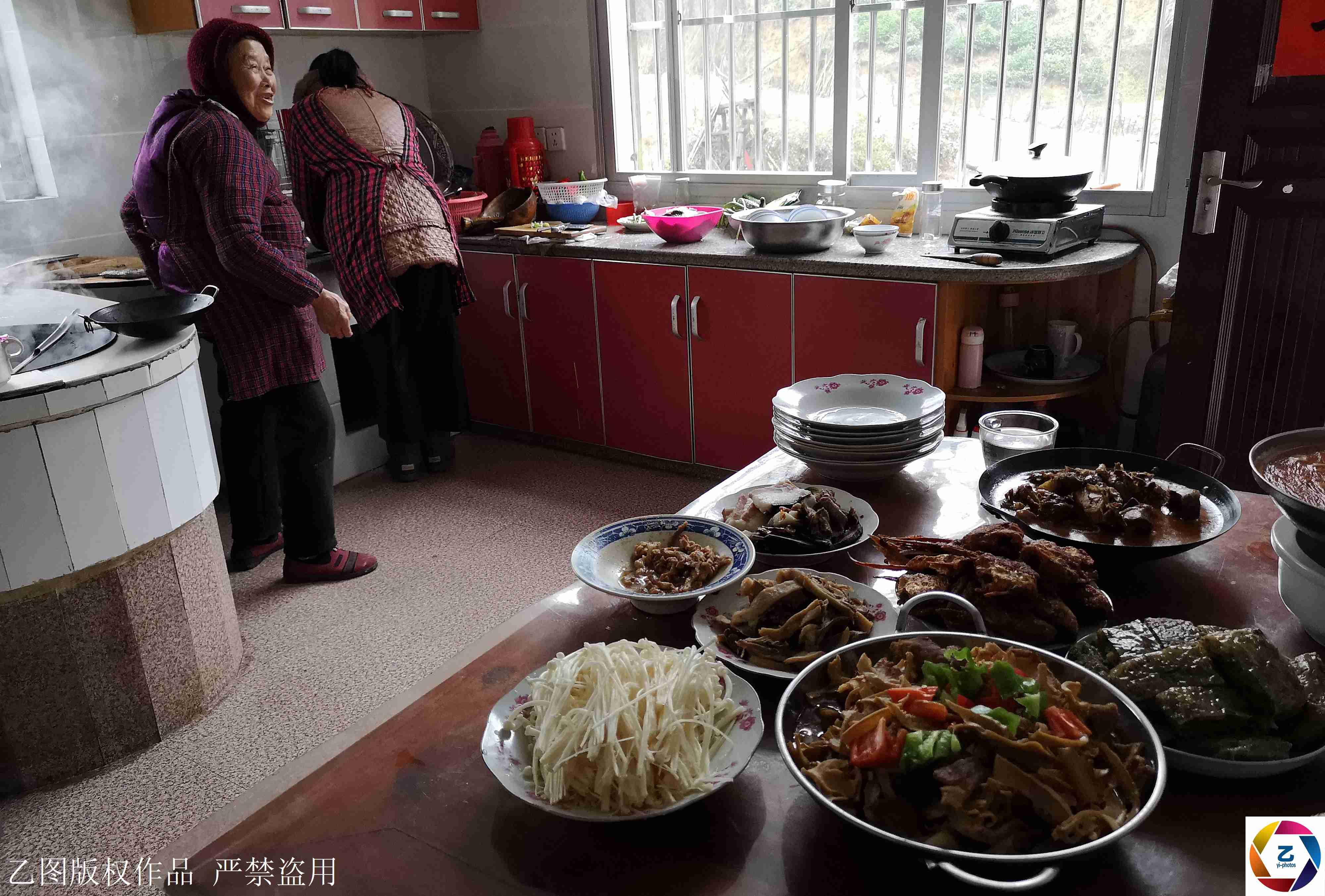 春节家里来客,老人却躲在厨房就着花生米吃饭,儿媳"怒