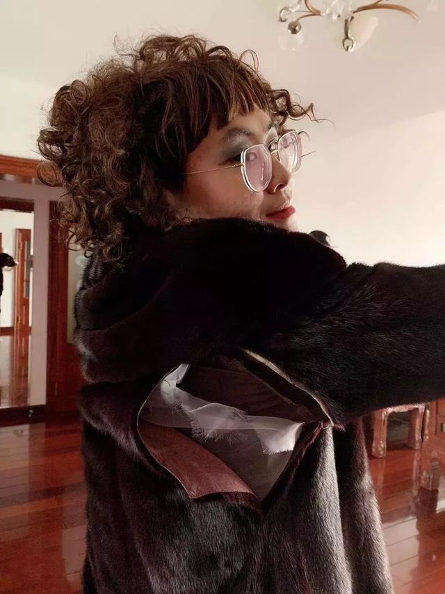 cos东北中年女性，撕坏母亲的貂，探秘大连老湿王博文的网红路