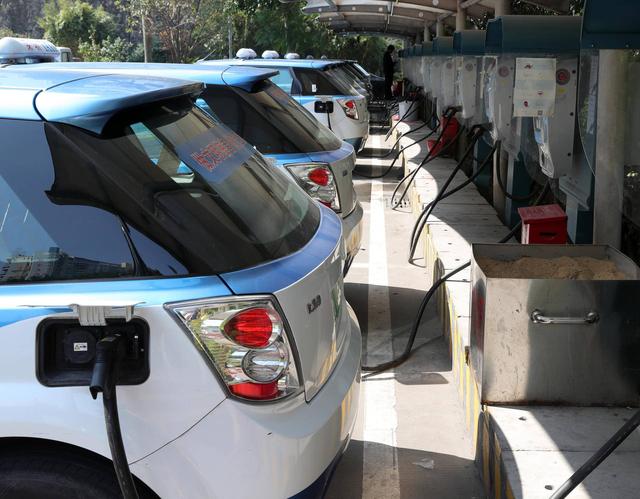 电动车自驾返乡遇囧途：续航缩水近半不敢开空调，充电桩供不应求