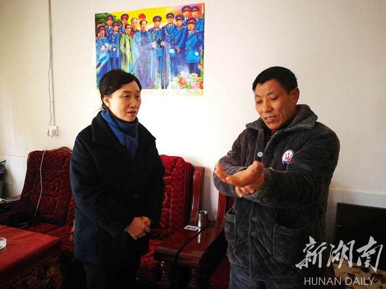 2月11日，省政协主席李微微在邵阳县小溪市镇河沿村贫困户刘克要家中走访调研。湖南日报记者陈昂昂摄