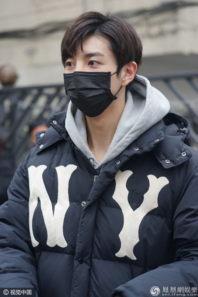 洪欣17岁儿子张镐濂现身上戏复试 戴口罩仍可见颜值颇高