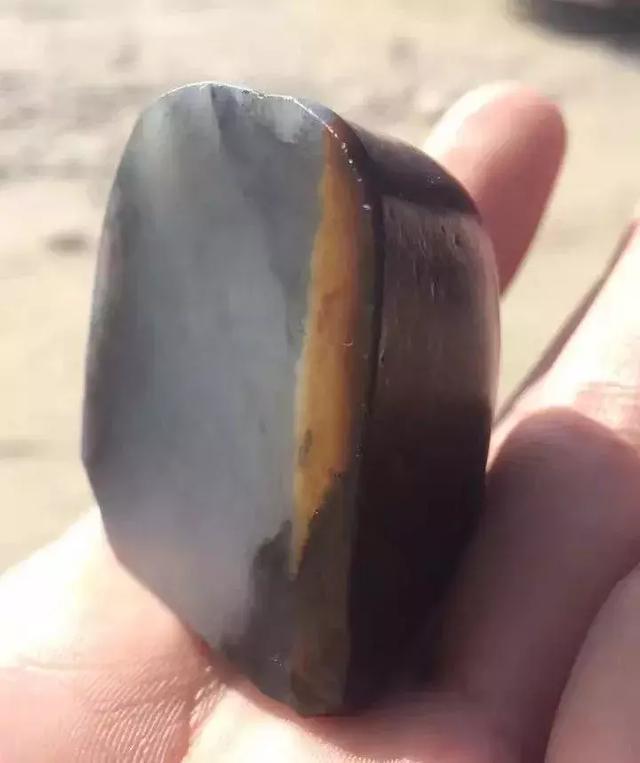 红皮和田玉的极致——籽料里的玛丽艳红!