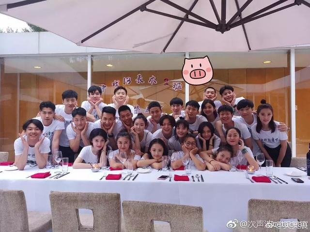 屈楚萧的大学毕业照,一眼看到了“应勤”,合照里他居然是最帅的