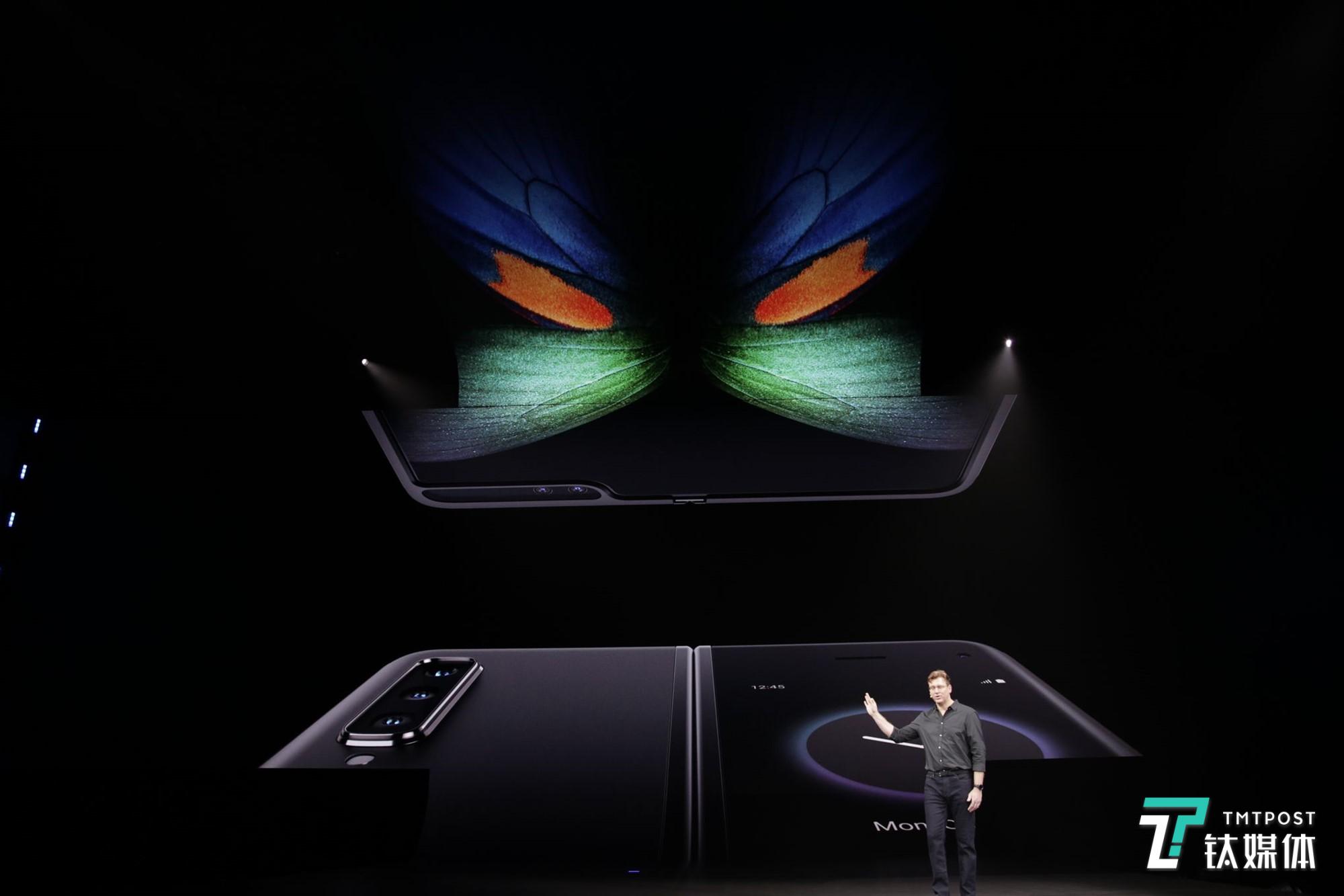 三星Galaxy Fold：折好这台 7 寸机，揣进口袋不占地