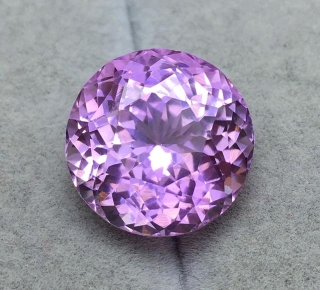 这种紫色宝石,比紫水晶更漂亮,很少见到