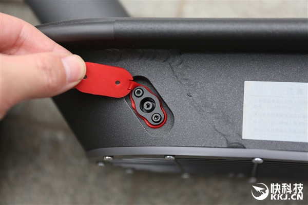 折叠只需3秒!小米米家电动滑板车Pro图赏