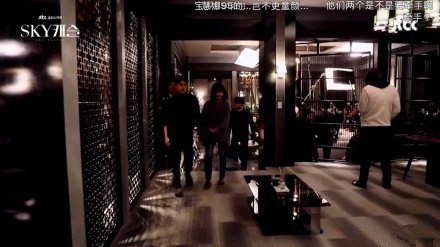 他们恋情有征兆？拍摄花絮里手牵手 泰国还甜蜜合照