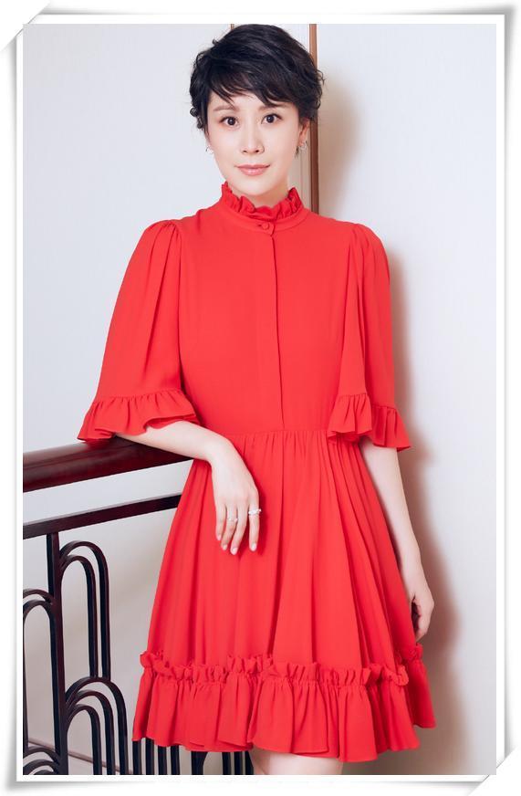 清是过了个假春节吧!瘦到紧身裤都撑不起来,网