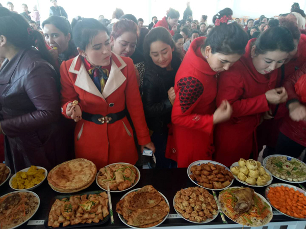 叶城县阿日希村:村民厨艺大比拼 民族美食色香诱人__凤凰网