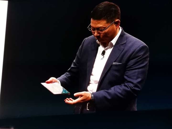 鹰翼式折叠+8英寸全面屏！华为Mate X亮相