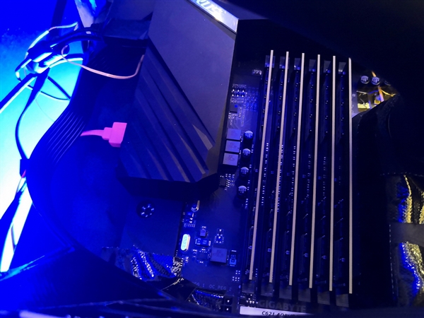 技嘉首秀C621 Aorus Xtreme主板：28核心全核稳超5GHz