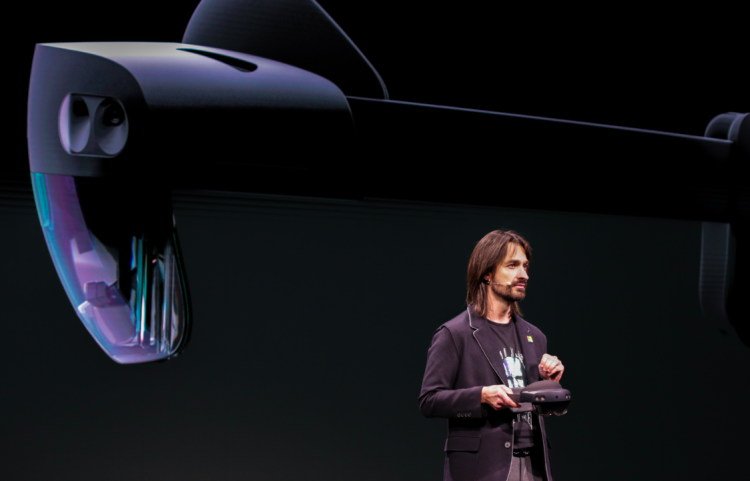 以HoloLens 之名，微软再度闪耀