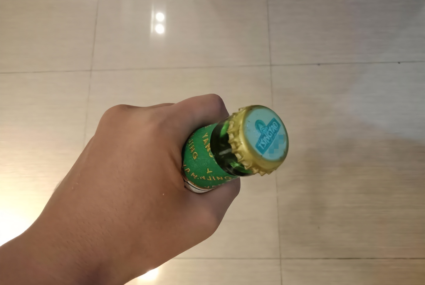 原来开啤酒瓶盖这么容易!不用任何工具,快速打开不费事,厉害了