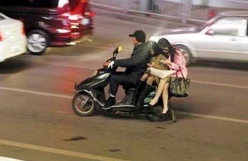 搞笑GIF:你大爷永远都是你大爷,是超越不了的一堵墙
