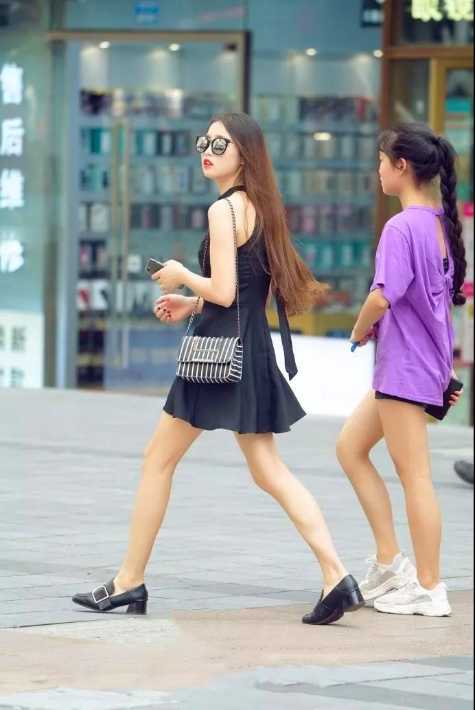 美女挂脖背心配破洞牛仔裤,轻松绽放迷人的身