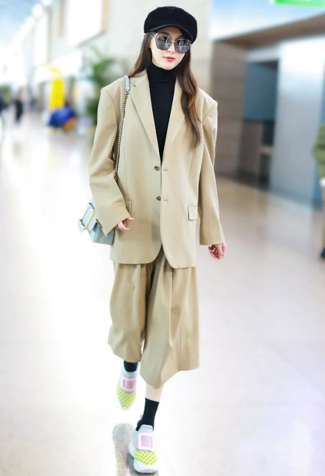 阔腿裤已经凉了,唐嫣换短裤,穿袜子配运动鞋没