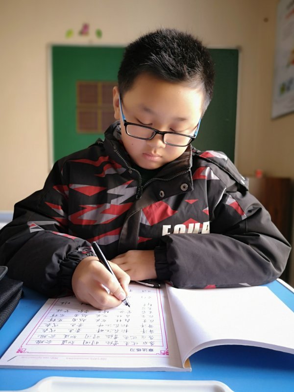孩子写字慢,作业到深夜?用这个方法,在家就能解决书写