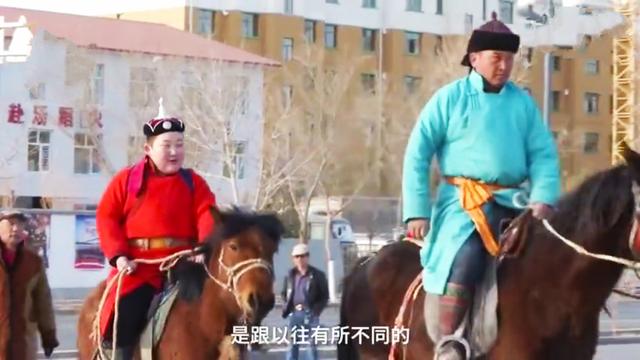 内蒙古学生骑骆驼,骑马上学报到,网友:内蒙古人真的骑马上学!