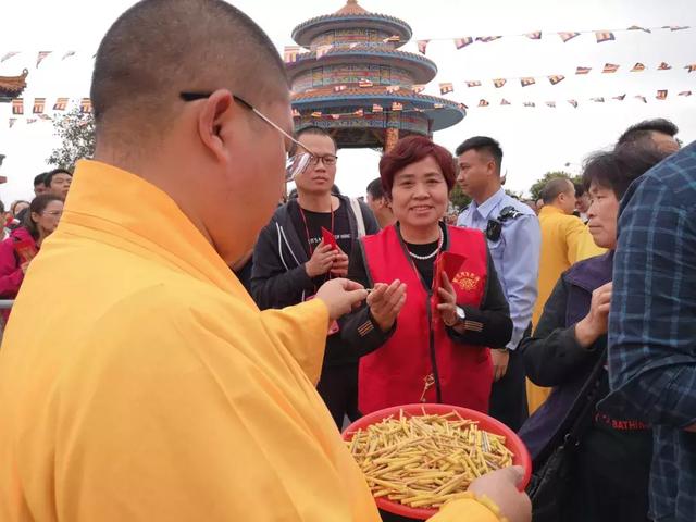 实拍,数万游客齐聚观音山参加观音开库,人山人海