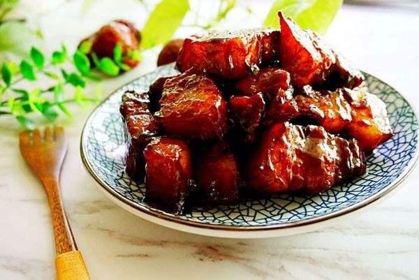 红烧肉的最新做法,不用一滴油,不加一滴水,吃起来肥而不腻