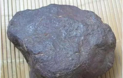 不要以为捡到未知石就是陨石,今天教你如何辨别真假陨石!