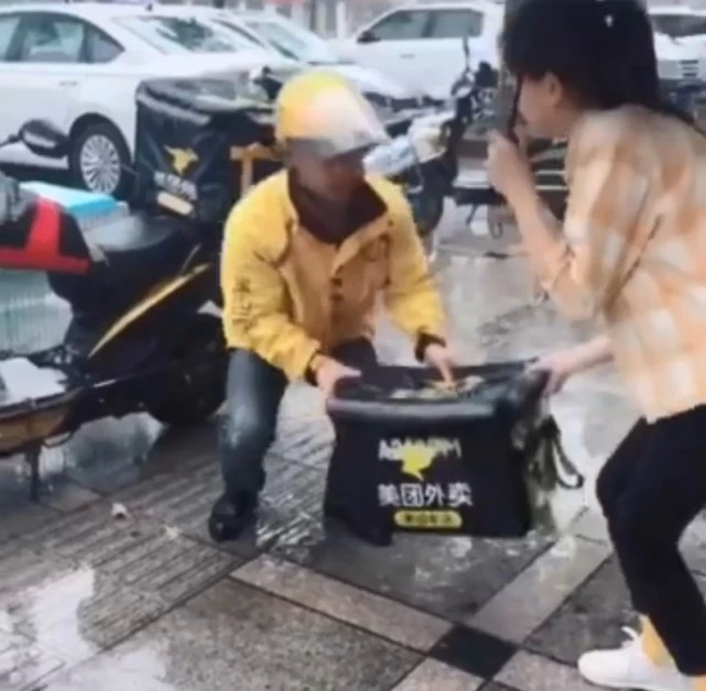 下雨天外卖小哥摔倒在地,路遇女生,女生的举动让大家怒赞