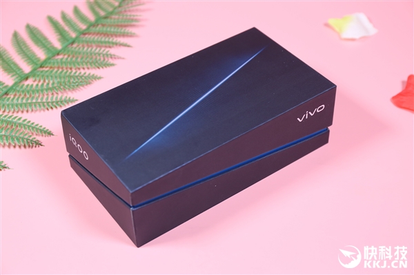 骁龙855加持 iQOO熔岩橙开箱图赏：3D炫彩美背