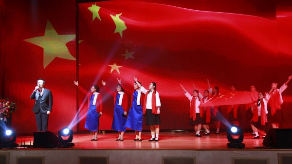 追赶超越路 巾帼建新功