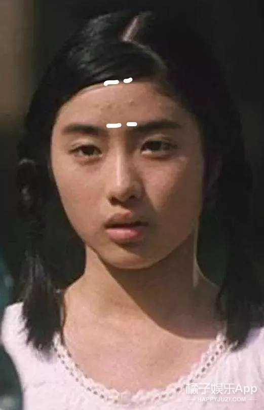 她这下巴是不是整失败了？