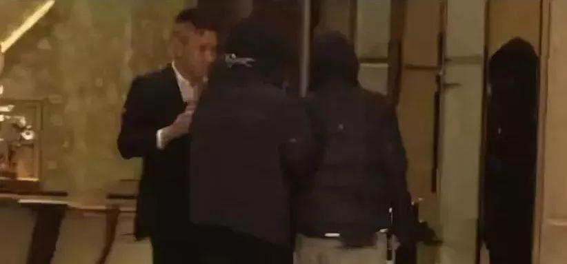 李溪芮离开杨幂，在游艇上密会神秘男子，没想到是个铁T？