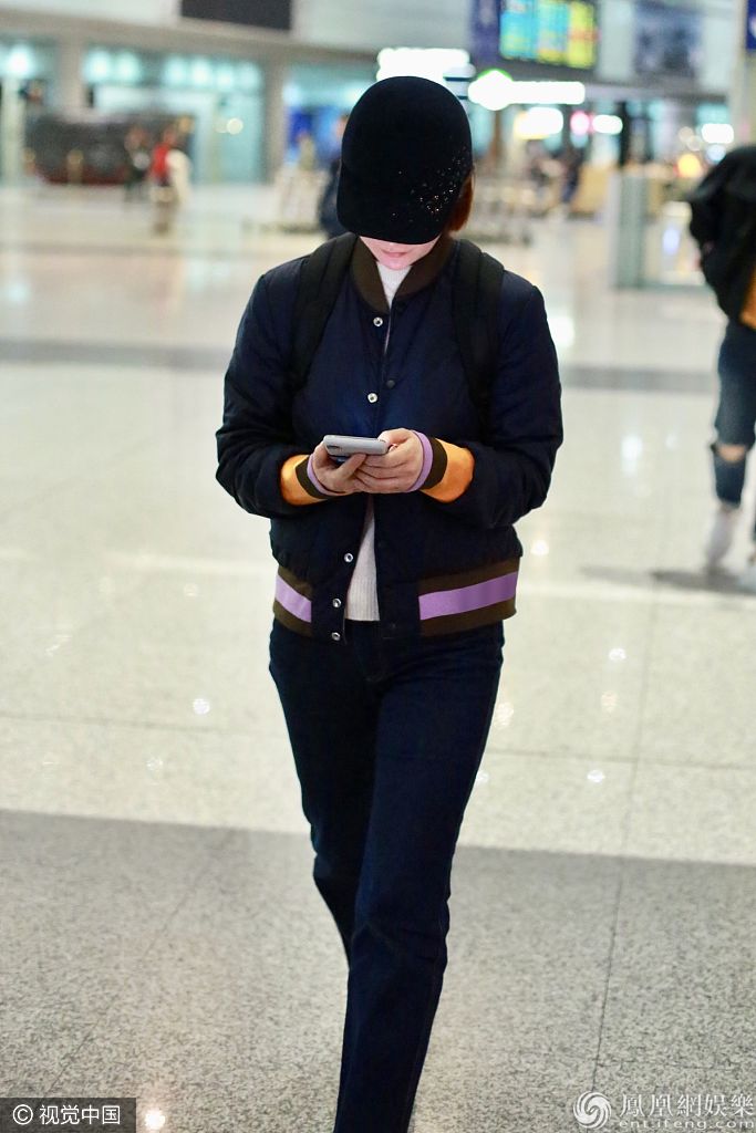 蒋勤勤素颜现身装扮低调助理拦拍照 一路低头看手机似业务繁忙