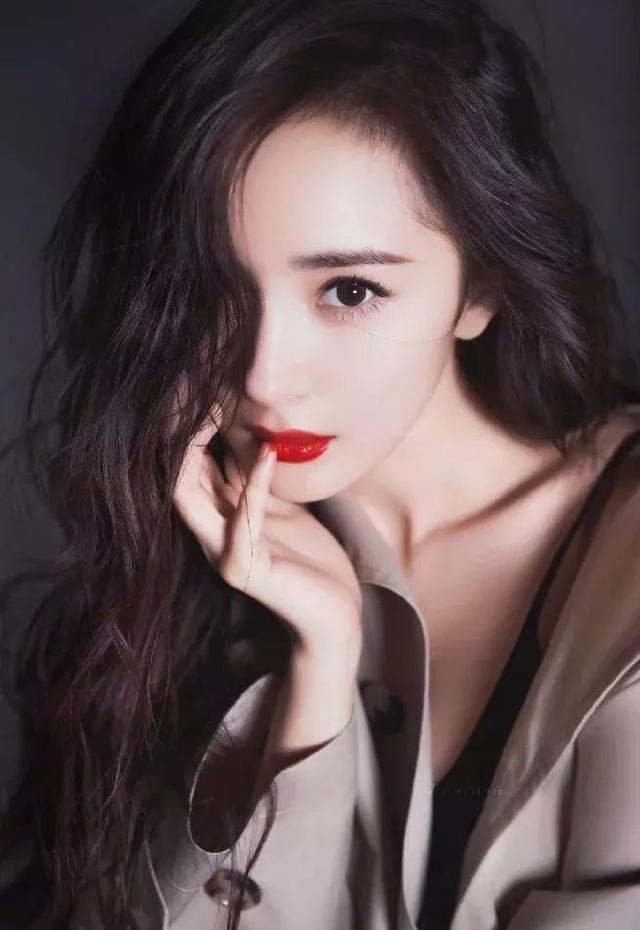 杨幂离婚后商业价值翻倍！成功打入国际市场，代言两家竞争品牌！