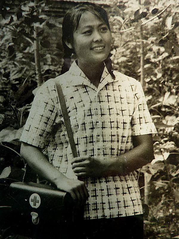 老照片 : 70年代的乡村赤脚医生,穿补丁衣服的女知青