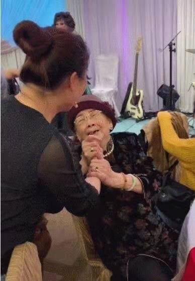 从梅艳芳遗产支取20多万摆大寿，95岁的梅妈寿宴上又扭又跳