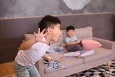 安吉小鱼儿拍代言写真，网友：情侣款套装非常有爱！