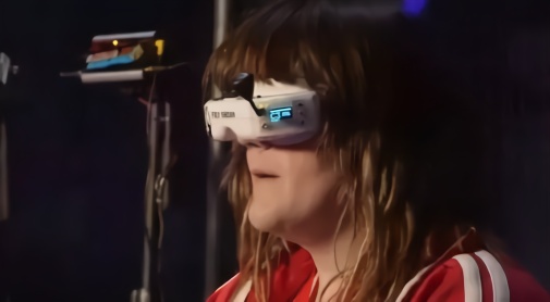 撞机、落网、掉水里，超高的报废率才是无人机竞速赛的速度与激情