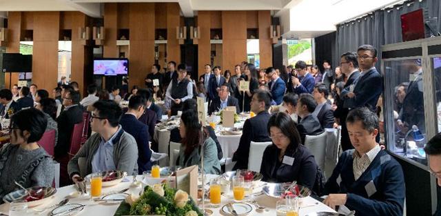 俞敏洪现身新东方在线路演现场秒变粉丝见面会 投资人:挤不进去