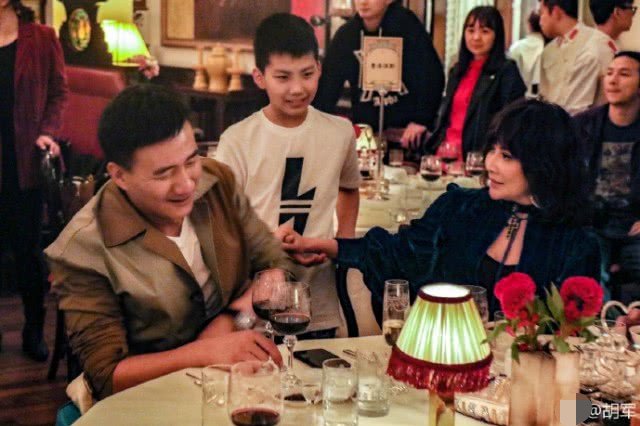 胡军大赞女儿“九九”舞台表现力强，看来又一个星二代要出道了