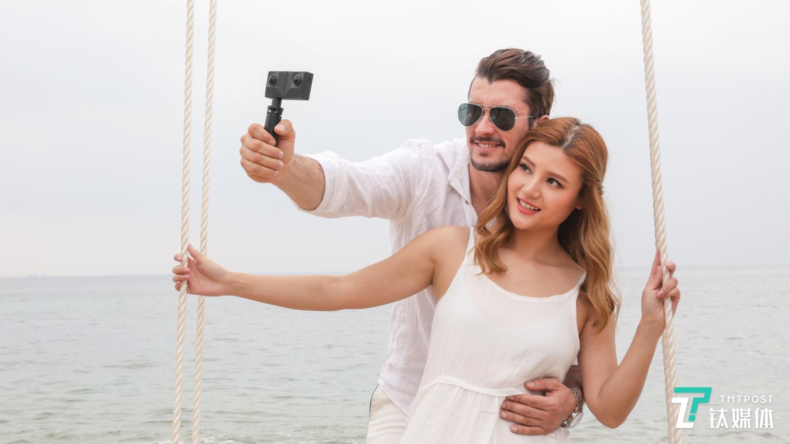 为3D大众化而生，Insta 360推出折叠式全景裸眼3D相机