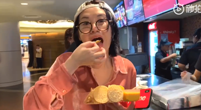 50岁许晴素颜睡衣出街，边走边拍背影迷人